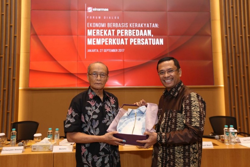 Tokoh bangsa A Syafii Maarif bersama mantan menteri perindustrian Saleh Husin usai berbicara pada Forum Dialog di Jakarta, Rabu (27/9).