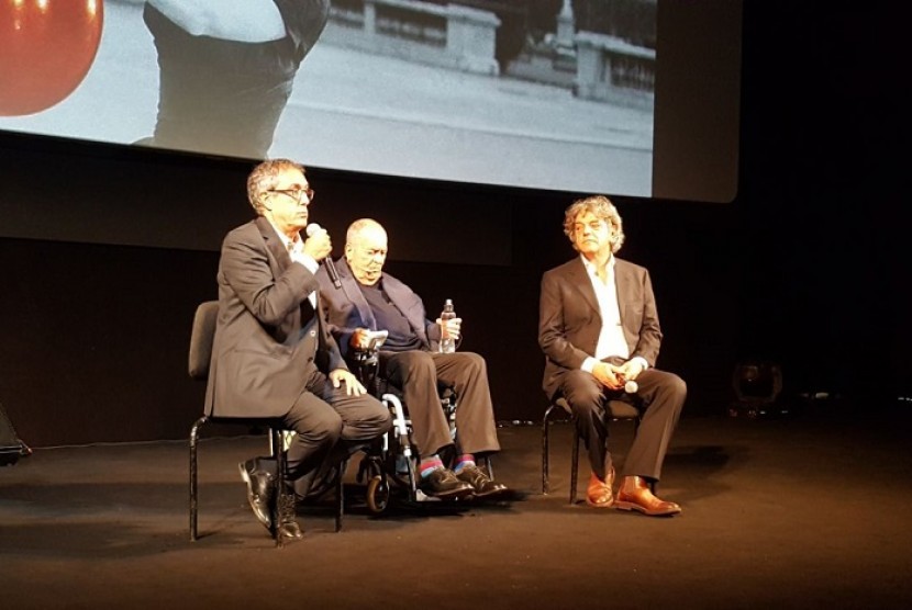 Tokoh film dunia Bernardo Bertolucci (di kursi roda) memberikan pengantar pada pemutaran film 'Da'wah' di Festival Film Roma di dampingi Sutradara film tersebut, Italo Spinelli (kanan).