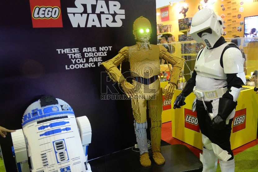 Tokoh film Star Wars dipajang pada pameran Indonesia Comic Con di JCC, Jakarta, Sabtu (14/11).Republika/Wihdan Hidayat