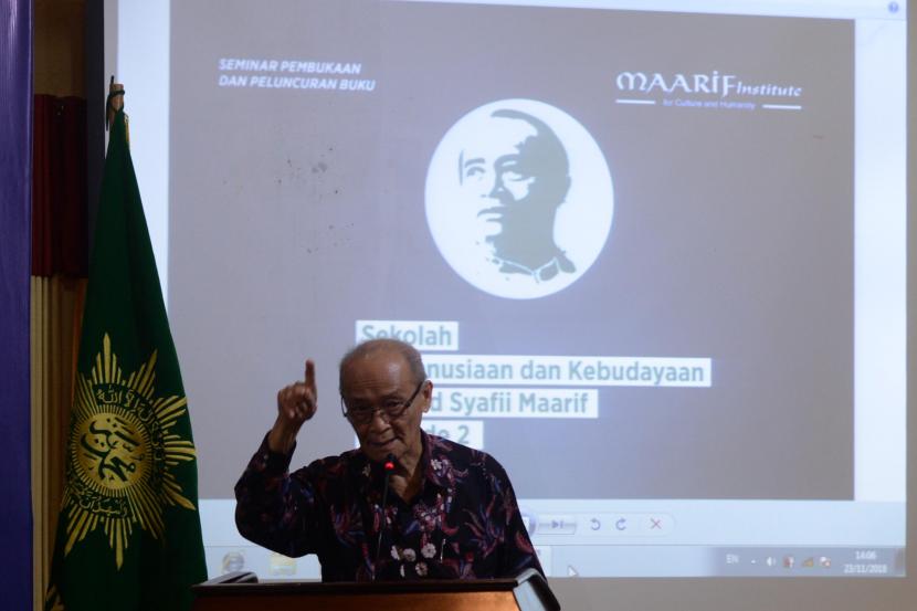 Tokoh islam dan Guru Bangsa Buya Ahmad Syafii Maarif memberikan sambutan saat peluncuran buku di kantor PP Muhammadiyah, Jakarta, Jumat (23/11).