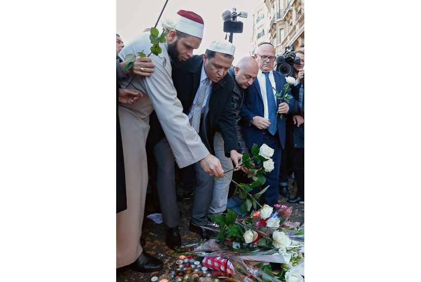 Imam Prancis Ingatkan Muslim tak Larut dalam Kebencian. Tokoh Islam Prancis, Imam Hassen Chalghoumi (kedua dari kiri).