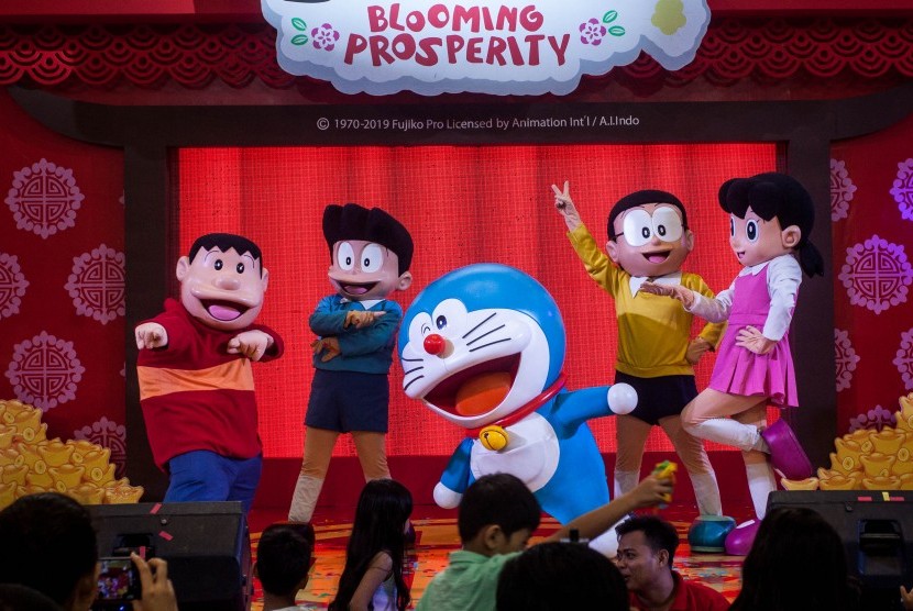 Tokoh kartun Doraemon & Friends beraksi saat acara Live Show Doraemon Blooming Prosperity di Plaza Ambarrukmo, Sleman, DI Yogyakarta, Jumat (1/2/2019). Co-creator Doraemon, Fujiko A Fujio ditemukan meninggal dunia di rumahnya di Jepang, Kamis (7/4/2022).