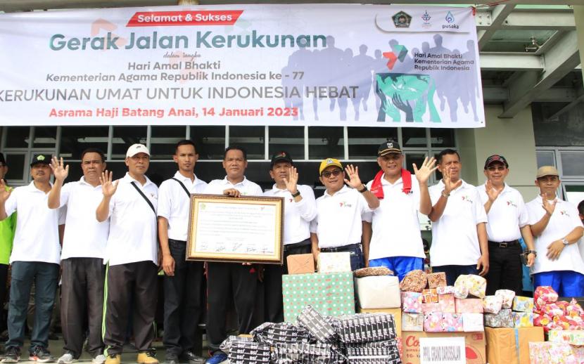 Tokoh lintas agama Sumatera Barat mendeklarasikan Damai Umat Beragama dihadapan ribuan peserta gerak jalan kerukunan, Sabtu (14/1). Gerak Jalan Kerukunan (GJK) ini dalam rangka peringatan Hari Amal Bhakti (HAB) ke 77 Kementerian Agama Sumatra Barat