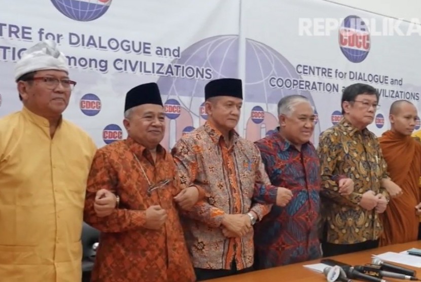 Tokoh lintas agama yang tegabung dalam Inter Religion Council (IRC) Nyoman Udayana, Muhyidin Jumadi, Anwar Abbas, Din Syamsuddin, Philip Wijaya, Bhikku Cihajaya, dan Uung Sendana (dari kiri ke kanan) menggelar konferensi pers di kantor Center for Dialouge Cooperation among Civilisation (CDCC), Jakarta, Kamis (7/9).