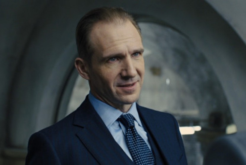 Tokoh Mallory mengenakan kemeja dengan kerah English spread dalam adegan film James Bond 007, Skyfall