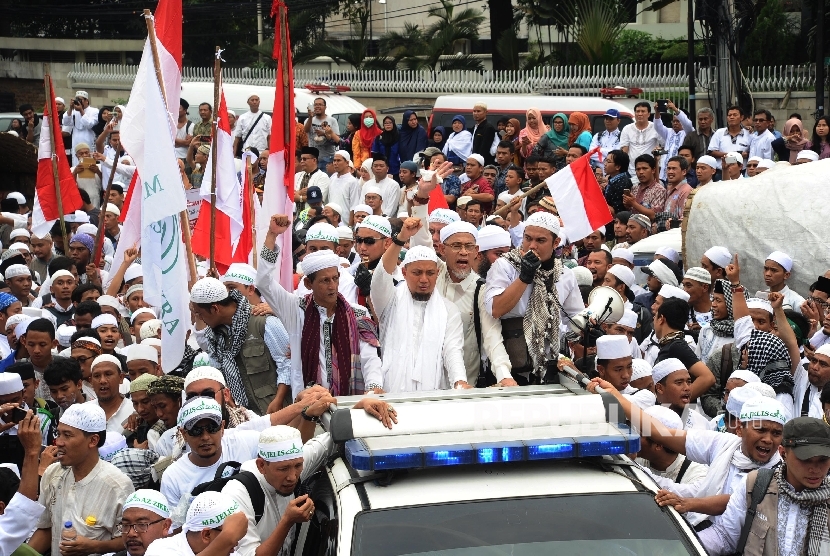 Tokoh masyarakat Arifin Ilham bersama berbagai organisasi masyarakat melakukan longmarch aksi damai di Jalan Medan Merdeka Timur, Jakarta, Jumat (4\11).