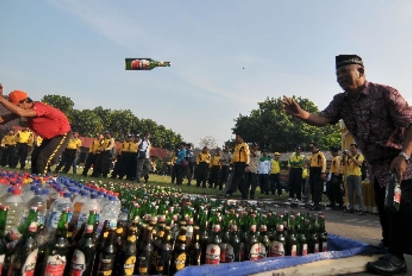 Tokoh masyarakat melemparkan miras saat pemusnahan ribuan liter minuman keras.