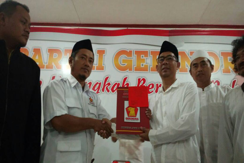 Tokoh muda Cirebon, Nasihin Masha mencalonkan sebagai balon Bupati Cirebon melalui Partai Gerindra.