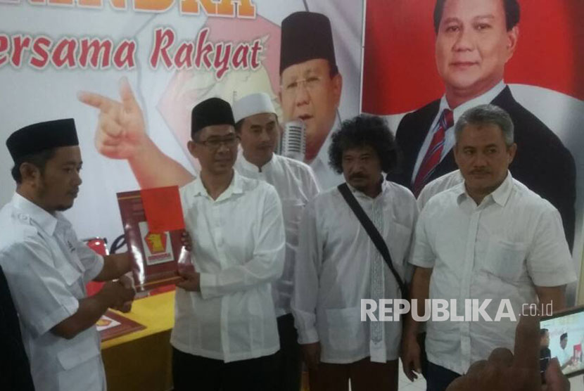 Tokoh muda Cirebon, Nasihin Masha, meramaikan bursa pilkada Kabupaten Cirebon. Dia mendaftar melalui Partai Gerindra.