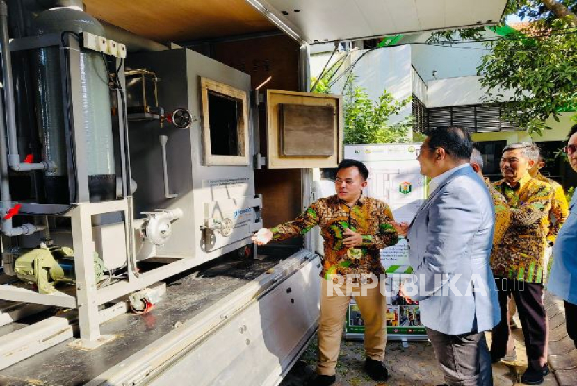 Tokoh muda Nahdlatul Ulama (NU) Achmad Syafiuddin saat menunjukan temuannya berupa teknologi tepat guna yang mengantarkannya jadi ilmuan dunia. Dok Istimewa
