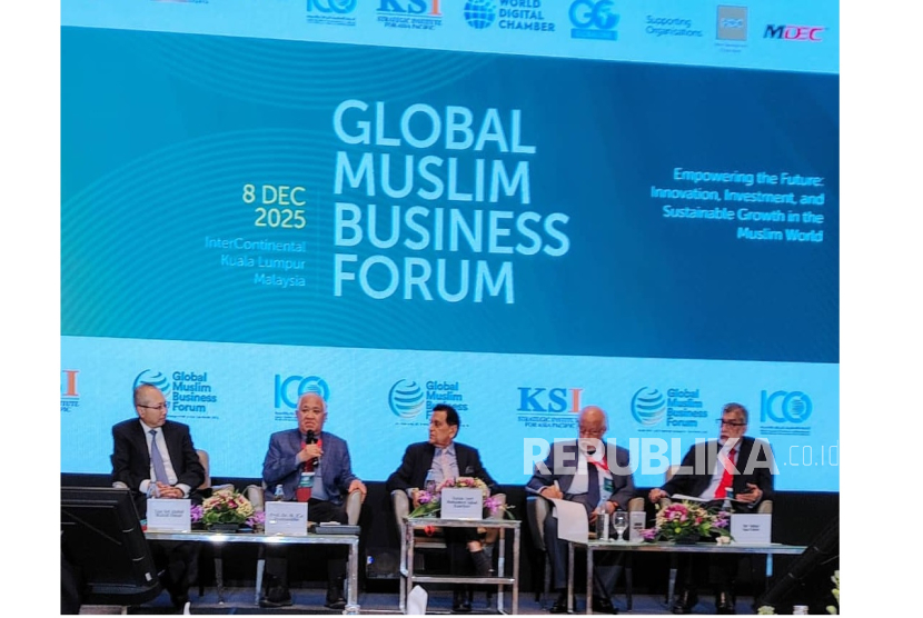 Tokoh Muhammadiyah, Prof Din Syamsuddin (kedua dari kiri) menjadi pemateri dalam forum internasional, Global Muslim Business Forum (GMBF) 2025 di Kuala Lumpur, Malaysia, pada 8 Desember 2025.