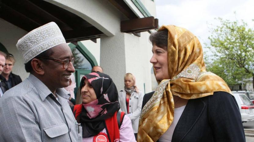 Tokoh Muslim Somalia Ismail Gamadid (kiri) saat bertemu dengan Perdana Menteri Selandia Baru Helen Clark di Masjid Hamilton pada 2008. Ismail Gamadid berjasa besar bagi Muslim di Selandia baru. Ia meninggal karena Covid-19.