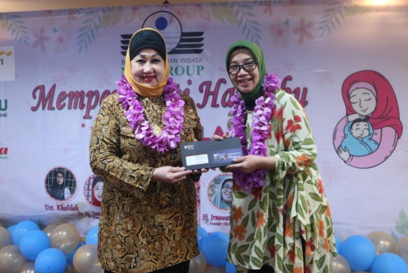 Tokoh pengusaha wanita, Dewi Motik Pramono (kiri) menerima secara simbolis Kartu Hsanah (Hasanah Card) yang diserahkan oleh Direktur BNI Syariah, Dhias Widhiyati.