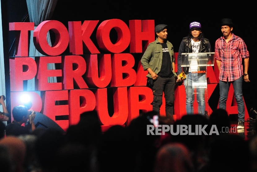   Tokoh perubahan Grup band Slank Bimbim, Ridho dan Ivan memberikan sambutan saat malam Penganugerahan Tokoh Perubahan Republika 2015 di Jakarta, Senin (21/3) malam.  (Republika/Agung Supriyanto)