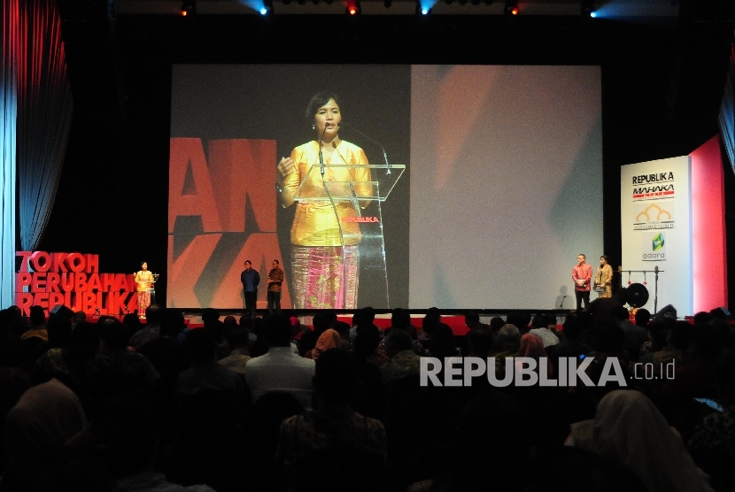 Tokoh perubahan Hotlin Ompusunggu saat malam Penganugerahan Tokoh Perubahan Republika 2015 di Jakarta, Senin (21/3) malam.