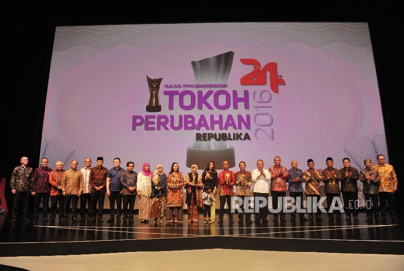  Tokoh Perubahan Republika 2016 berfoto bersama Menteri dan Pejabat Negara saat malam anugerah Tokoh Perubahan Republika 2016 di Jakarta, Selasa (25/4).