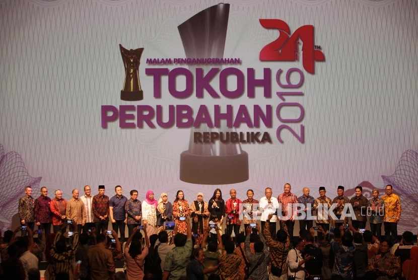  Tokoh Perubahan Republika 2016 berfoto bersama Menteri dan Pejabat Negara saat malam anugerah Tokoh Perubahan Republika 2016 di Jakarta, Selasa (25/4). 