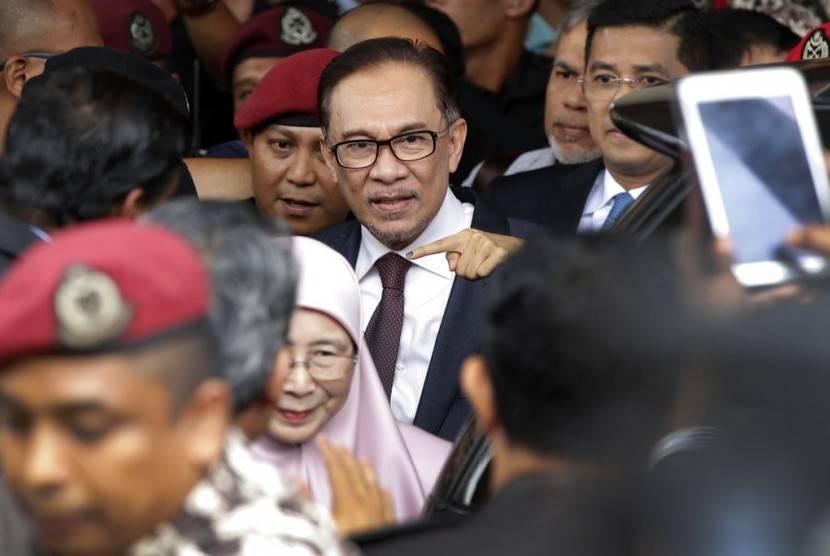 Tokoh reformis Malaysia Anwar Ibrahim dan istrinya Wan Azizah berjalan keluar dari rumah sakit di Kuala Lumpur, Malaysia, Rabu (16/5). Anwar dibebaskan dari penahanannya.