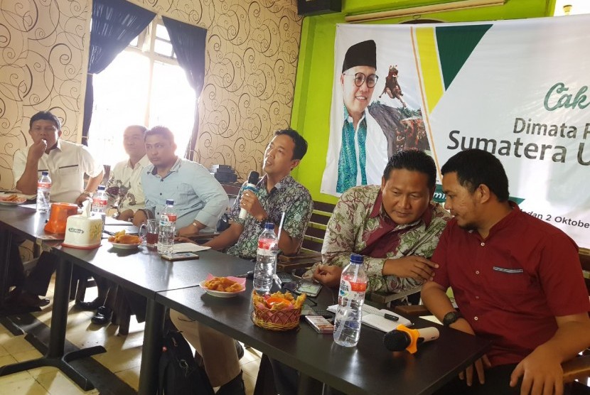  Tokoh-tokoh pemuda Provinsi Sumatera Utara menghadiri Forum Group Discussion (FGD) bertajuk “Cak Imin di Mata Pemuda Sumatera Utara” yang berlangsung di Kopi Kombur, Jalan SM Raja Medan, Senin (2/10) sore.