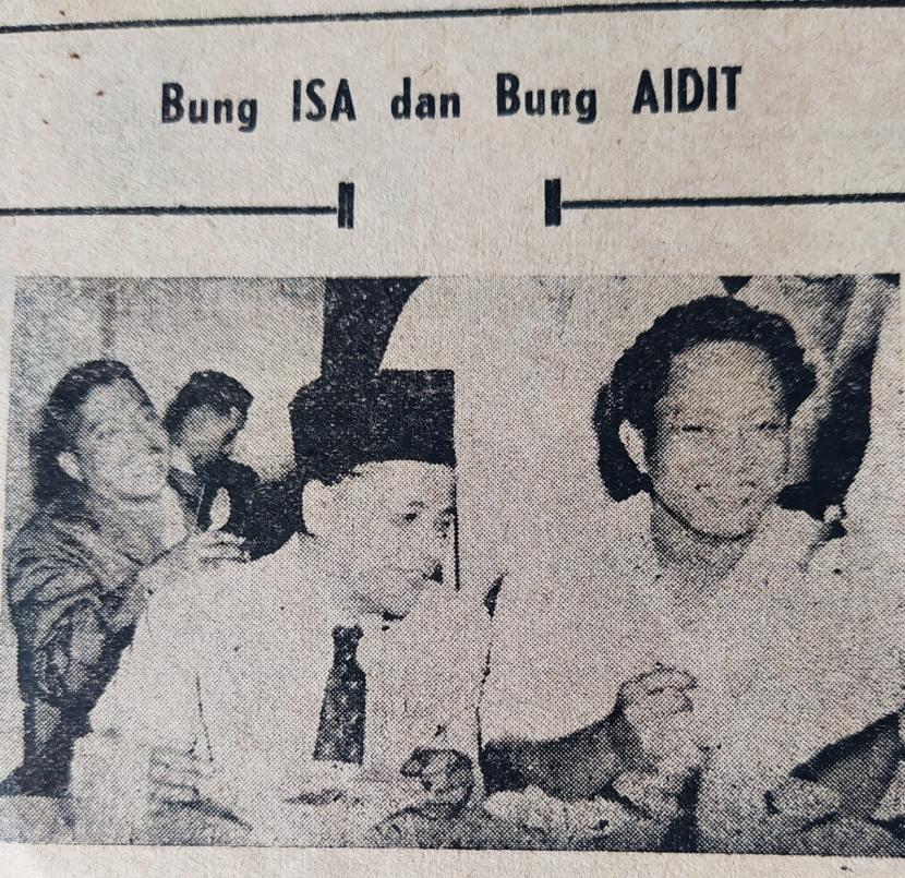 Tokoh ulama Islam Isa Anshari dan tokoh utama PKI DN Aidit minim kopi berbincang akrab di kantin kala DPR maish berkantor di Lapangan Bantteng pada tahun 1950-an.