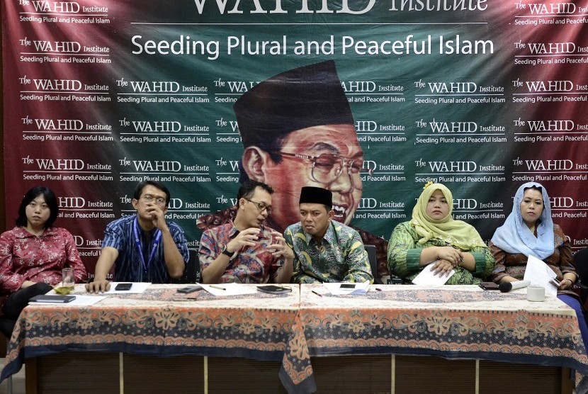 Tokoh yang tergabung dalam Solidaritas Lintas Iman untuk Rohingya (dari kiri) Yunita (LBH Jakarta), Pendeta Peter (PGI), Beka Ulung Hapsara (GusDurian), Maman Imanulhaq (Anggota DPR), Musliha Rofiq (Migran Care) dan Yenny Wahid (Wahid Institute) menggelar 