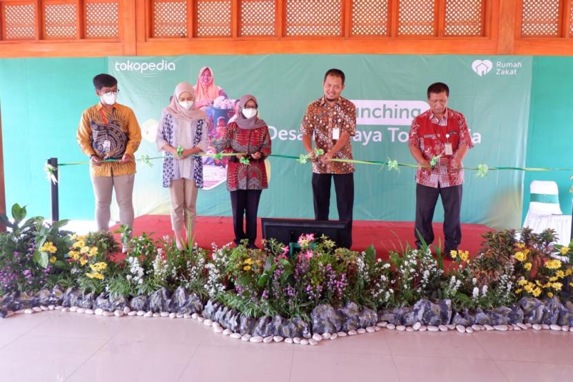  Tokopedia bersinergi dengan Rumah Zakat dalam program Desa Berdaya yang tersebar di delapan Desa Berdaya yang ada di Indonesia. 