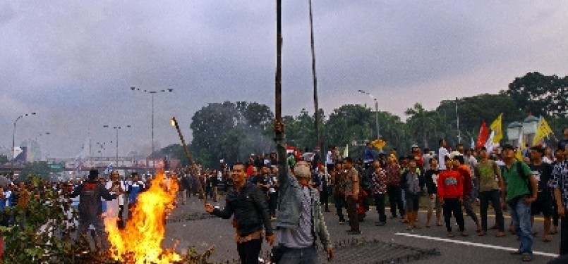 TOLAK KENAIKAN BBM. Mahasiswa dan buruh dari berbagai aliansi menggelar aksi di depan Kompleks Parlemen Senayan, Jakarta, Jumat (30/3). Dalam aksinya mereka menuntut pemerintah membatalkan rencana kenaikan harga Bahan Bakar Minyak (BBM) yang sedang dibahas