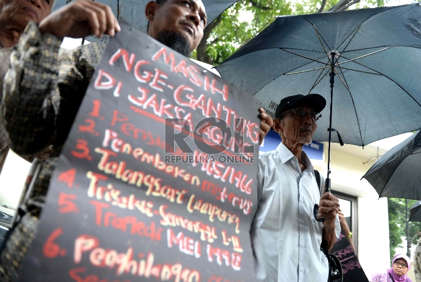 Tolak Komisi Rekonsiliasi. KontraS bersama Korban dan Keluarga Korban Pelangaran HAM berat mengadakan aksi unjuk rasa sebelum audiensi dengan pimpinan KomnasHAM, di Jakarta, Selasa (26/5). 