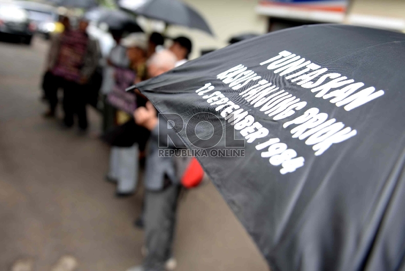 Tolak Komisi Rekonsiliasi. KontraS bersama Korban dan Keluarga Korban Pelangaran HAM berat mengadakan aksi unjuk rasa sebelum audiensi dengan pimpinan KomnasHAM, di Jakarta, Selasa (26/5). 