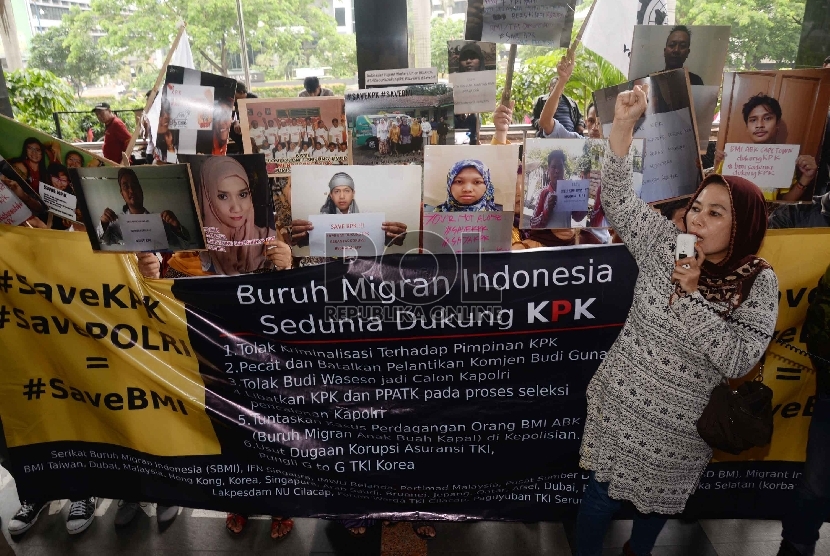  Massa yang tergabung dalam Serikat Buruh Migran Indonesia (SBMI) memberikan dukungan kepada KPK di depan gedung KPK, Jakarta (13/2).     (Republika/ Yasin Habibi)