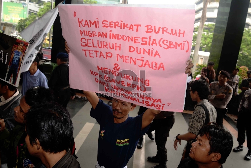  Massa yang tergabung dalam Serikat Buruh Migran Indonesia (SBMI) memberikan dukungan kepada KPK di depan gedung KPK, Jakarta (13/2).     (Republika/ Yasin Habibi)