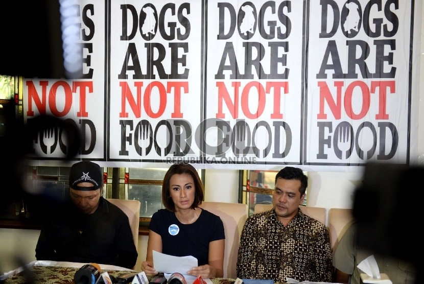 Tolak Legalisasi Daging Anjing. (dari kiri) Founder Animal Defenders Indonesia Doni Herdaru Tona