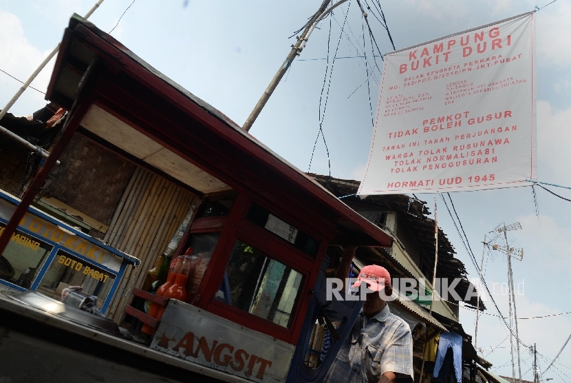 Tolak Penggusuran: Sejumlah spanduk dan poster berisi penolakan penggusuran terpasang di perkampungan Bukit Duri, Jakarta Selatan, Jumat (5/8).