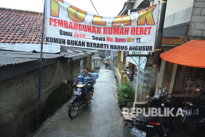 Tolak Rumah Deret: Sebuah tulisan dipasang di gang masuk RW 11 Kelurahan Tamansari, kota Bandung yang menolak rencana pembangunan rumah deret di Balai Kota Bandung, Kamis (26/10).