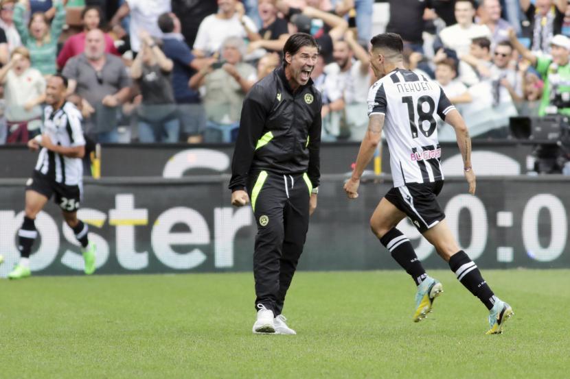  Tolgay Arslan dari Udinese merayakan dengan pelatih Udinese Andrea Sottil setelah mencetak gol ketiga timnya menjadi 3-1 selama pertandingan sepak bola Serie A Liga Italia antara Udinese dan Inter Milan, di Stadion Friuli di Udine, Italia, Ahad, 18 September 2022. 