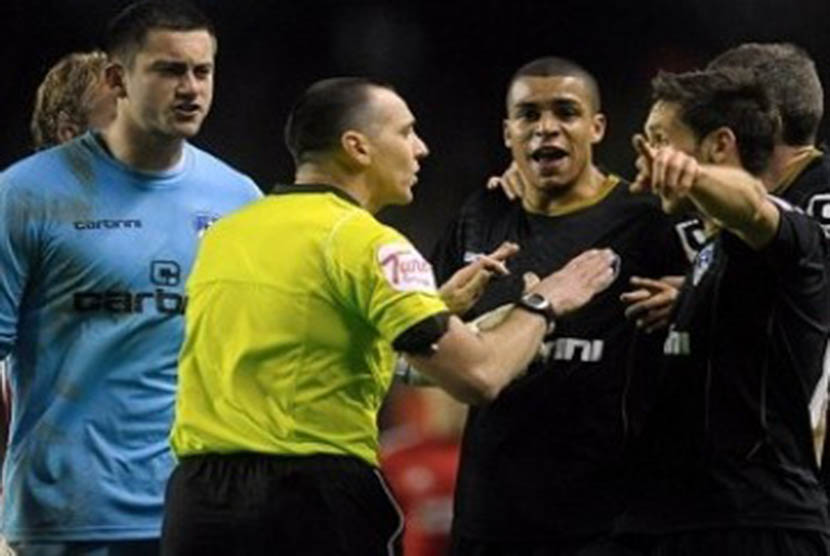 Tom Adayeme bereaksi hingga ditenangkan wasit saat menerima pelecehan rasial dari fan Liverpool. (ilustrasi)