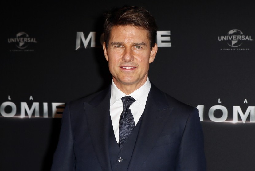 Dalam sejumlah foto di Inggris, Tom Cruise terlihat memiliki tanda misterius di wajahnya.