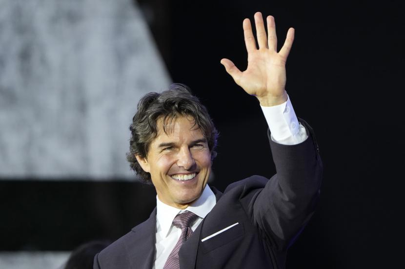 Aktor Tom Cruise melambai kepada penggemar dalam acara karpet merah untuk mempromosikan film terbarunya Top Gun: Maverick di Seoul, Korea Selatan, Ahad, 19 Juni 2022. Film terbaru akan membuat Cruise syuting di luar angkasa.