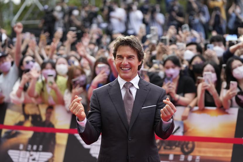 Tom Cruise berpose di karpet merah untuk mempromosikan film terbarunya, Top Gun: Maverick, di Seoul, Korea Selatan, Ahad, 19 Juni 2022. Cruise pernah mengadakan pemutaran khusus Top Gun: Maverick untuk Pangeran William dan istrinya, Kate Middleton.