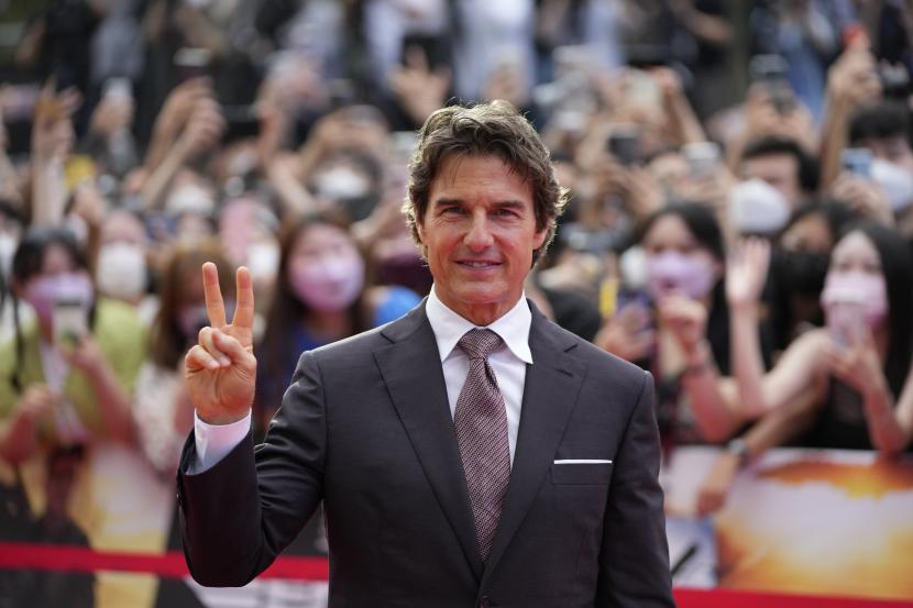 Tom Cruise memberi isyarat kepada fotografer dalam acara karpet merah untuk mempromosikan film terbaru mereka Top Gun: Maverick di Seoul, Korea Selatan, Ahad, 19 Juni 2022. Cruise mendapatkan anugerah Lifetime Achievement Award dari Producers Guild of America (PGA).