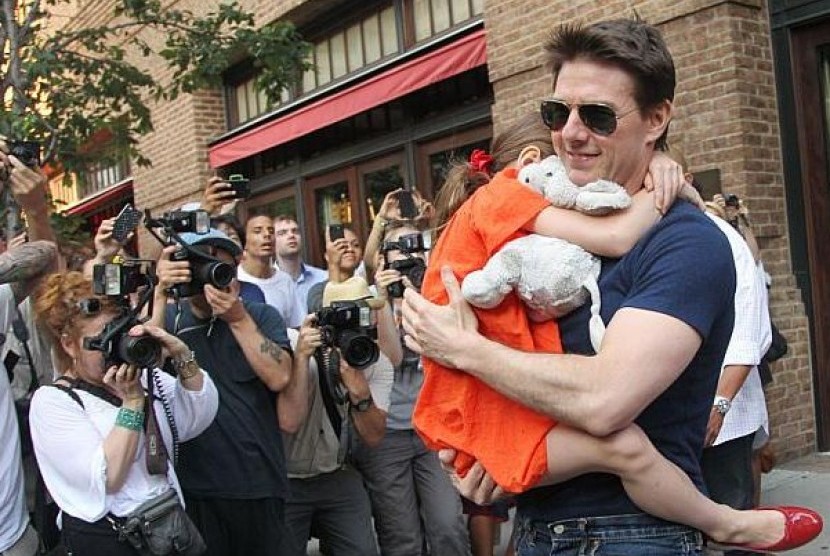 Tom Cruise menggendong putrinya, Suri