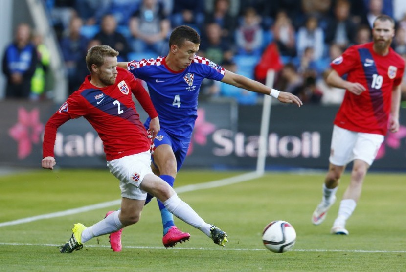 Tom Hoegi (kiri) berebut bola dengan pemain Kroasia Ivan Perisic pada laga kualifikasi Piala Eropa 2016 Group H yang mempertemukan Norwegia dan Kroasia di Ullevaal stadium in Oslo, Norway, September 6, 2015. 