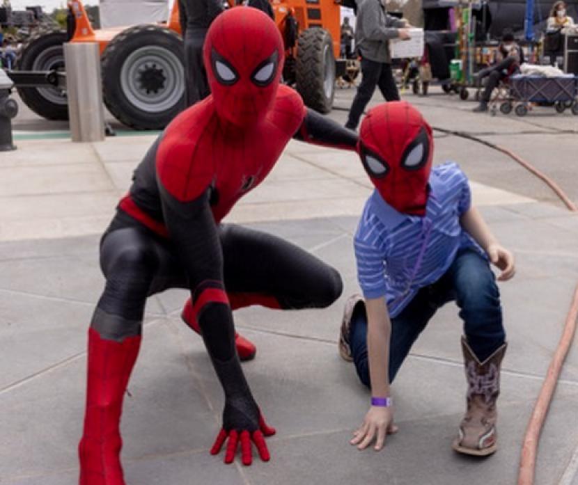 Tom Holland mengenakan kostum Spider-Man saat mendampingi bocah pemberani ke set syuting Spider-Man: No Way Home.