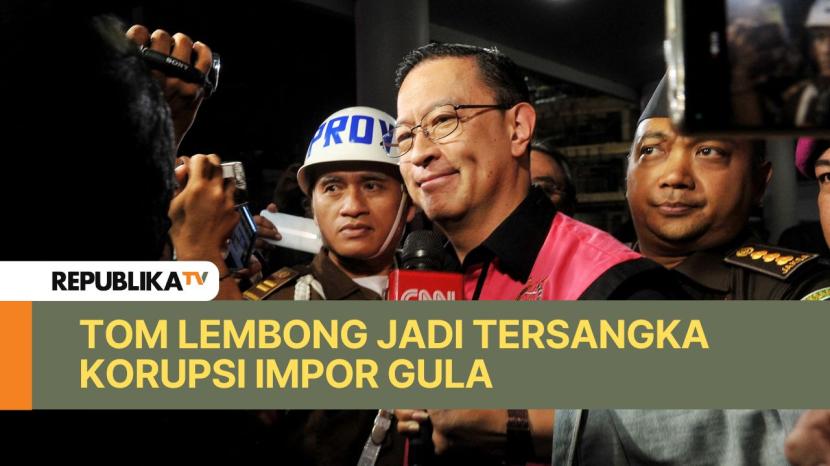 Tom Lembong mengenakan rompi tahanan usai ditetapkan sebagai tersangka oleh Kejaksaan Agung di Jakarta, Selasa (29/10/2024).