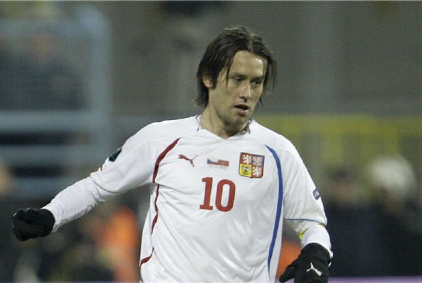 Tomas Rosicky, pemain andalan Republik Cheska, mengontrol bola saat leg kedua playoff Piala Eropa 2012 lawan Montenegro di Podgorica, Montenegro, beberapa waktu lalu. 