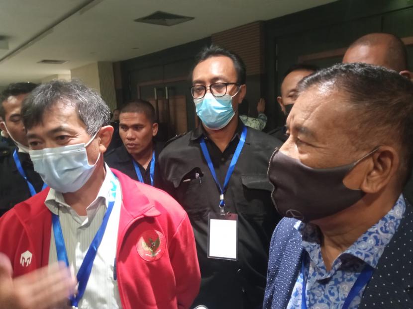 Tommy Apriantono (kiri) terpilih menjadi Ketua Asprov PSSI Jabar periode 2021-2025. Pemilihan berlangsung di Golden Flower Hotel, Kota Bandung, Sabtu (27/11). 