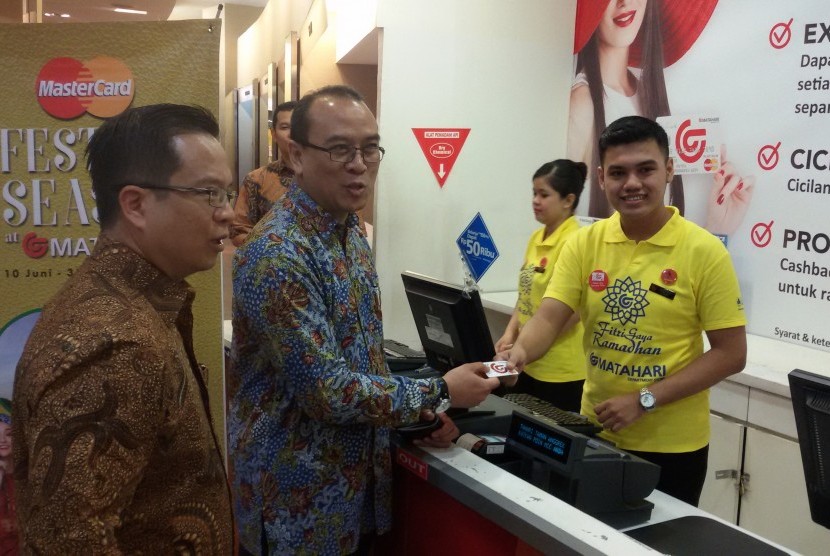 Tommy Singgih, Director MasterCard Indonesia dan Christian Kurnia, Merchandising and Markerting Director Matahari Dept Store.