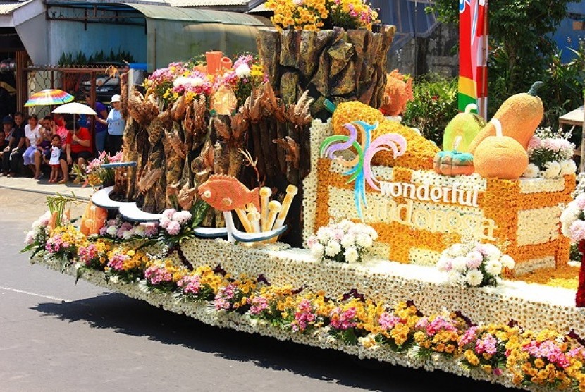 Tomohon International Flower Festival. Panitia sebut Festival Bunga Internasional mempromosikan destinasi wisata Tomohon.