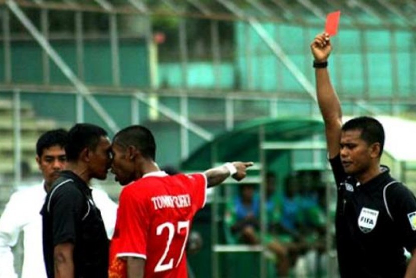 Tomy Rifka (tengah) saat menanduk wasit.