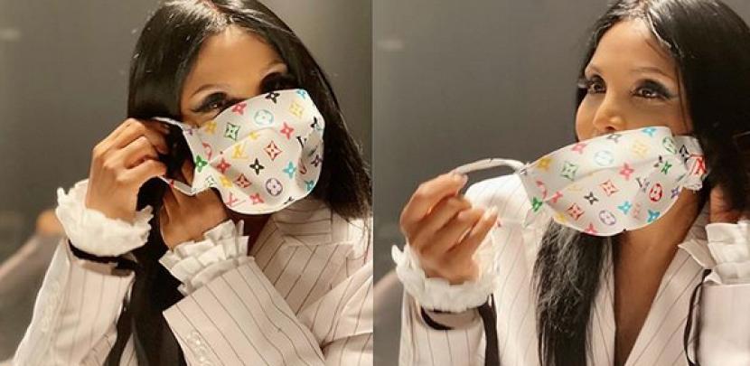 Toni Braxton dikritik penggemar setelah berpose dengan masker wajah Louis Vuitton di Instagram-nya.